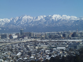 ビューポイントから見た「富山市街と立山連峰」