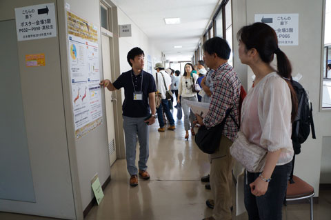 鳥学会での当会職員によるポスター発表のようす