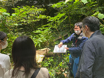 森の魅力を解説するレンジャー